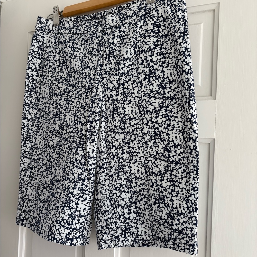 Isaac Mizrahi Navy and White Floral Bermuda length shorts size 8